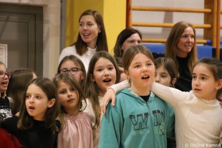 Otroci Osnovne šole Marije Vere Mi smo svet, mi smo otroci (81)